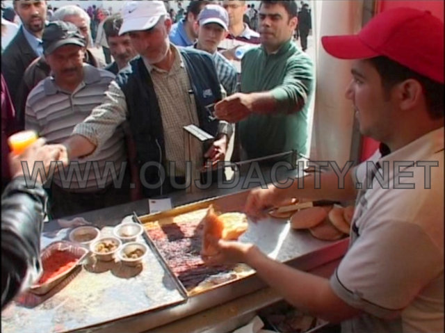 أكلة كران الشعبية بوجدة تحدث المفاجأة بالمعرض الدولي بمكناس VIDEO